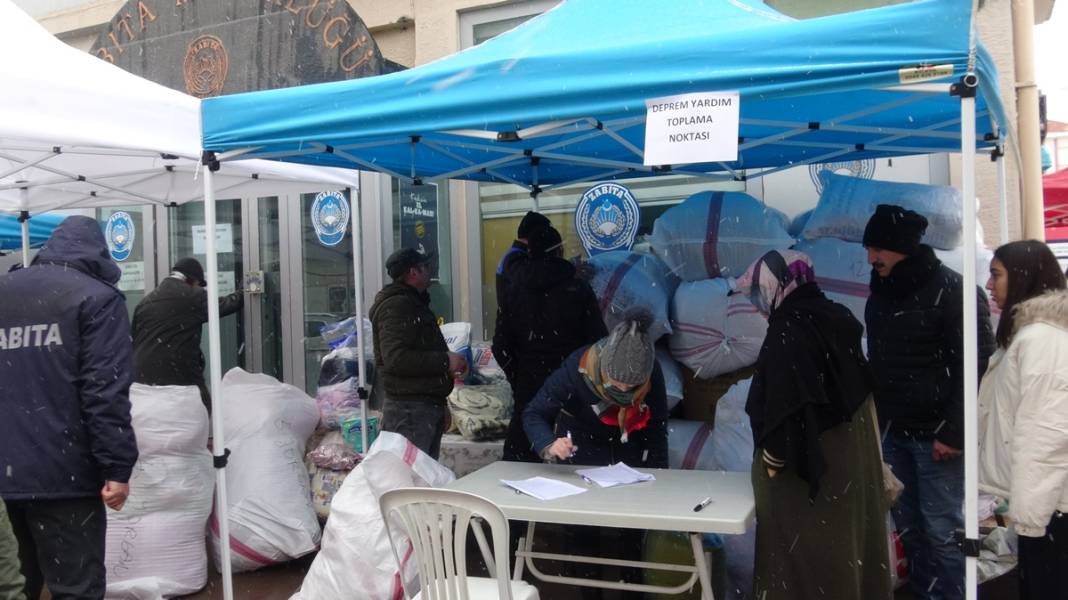 Deprem bölgesine yardım kampanyası başladı! İşte bölgede en çok ihtiyaç duyulan malzemeler ve yardım yapılacak adresler 8